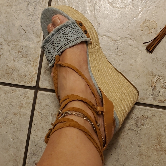 Shoes - Picture 3 of 8